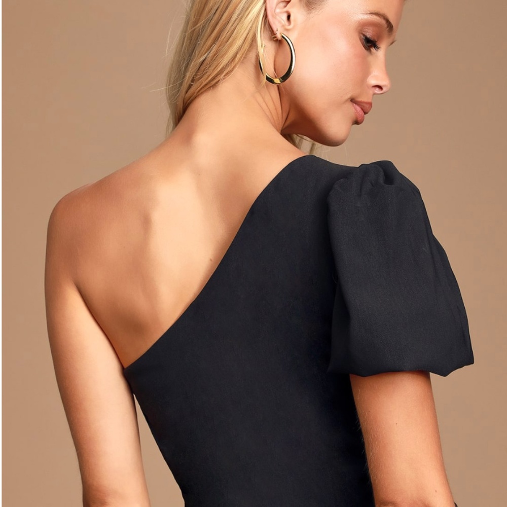 Lulu’s Ileana Asymmetrical Puff Sleeve Top